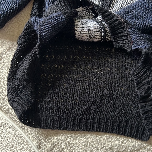 Amazing condition Dex see thru light knit sweater. Barley worn. - Picture 3 of 3